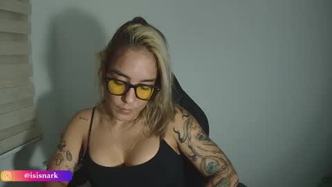 Snapshot of valkyriarose chatting on November 23, 11:59 pm Isis online show from November 23, 11:59 pm