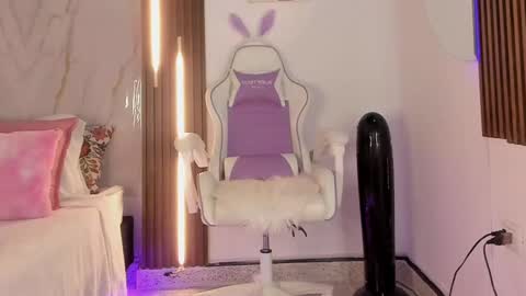 Vallolet Peach  online show from September 14, 12:04 pm