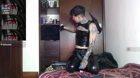 Snapshot of vampiredavyd chatting on January 7, 12:03 am david guzman i model independenthelp me with a thumbs up online show from January 7, 12:03 am