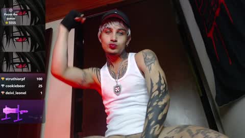 Snapshot of vampiredavyd chatting on January 11, 2:41 am david guzman i model independenthelp me with a thumbs up online show from January 11, 2:41 am