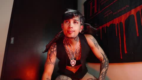 Snapshot of vampiredavyd chatting on January 28, 12:36 am david guzman i model independenthelp me with a thumbs up online show from January 28, 12:36 am