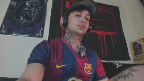 Snapshot of vampiredavyd chatting on September 13, 1:27 am david guzman i model independenthelp me with a thumbs up online show from September 13, 1:27 am