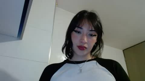 Snapshot of vanesaafoxx chatting on December 22, 5:37 am Vans online show from December 22, 5:37 am