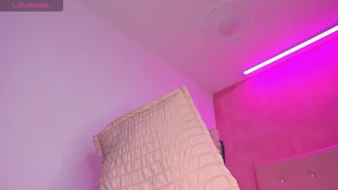 Snapshot of vaness_dior chatting on December 8, 10:47 pm vaness_dior online show from December 8, 10:47 pm