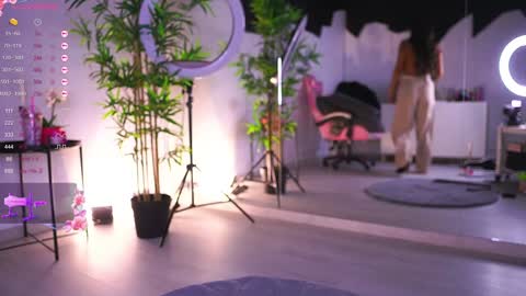 Vanessa Simon online show from February 4, 5:53 am