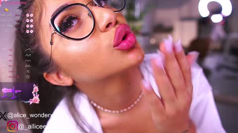 Vanessa Simon online show from February 8, 9:13 am