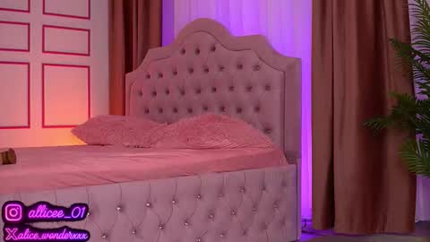 Vanessa Simon online show from October 8, 8:23 am