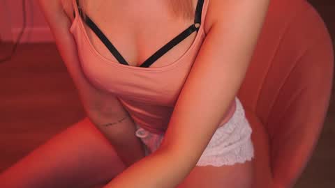 Snapshot of variety_moments chatting on December 2, 3:58 am Heeeeey Im Hanna the art of tease online show from December 2, 3:58 am