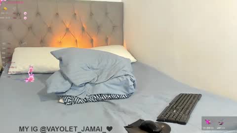 Snapshot of vayolet___ chatting on December 20, 10:00 pm Hi Im Vayolet online show from December 20, 10:00 pm