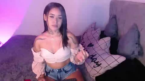 Snapshot of vayolett_bass chatting on December 3, 12:02 am Vayolett Bass online show from December 3, 12:02 am