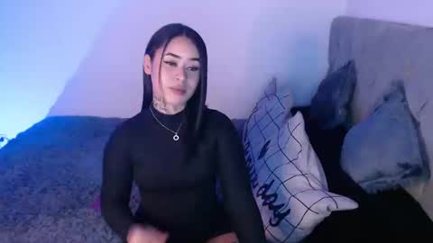 Snapshot of vayolett_bass chatting on December 3, 11:35 pm Vayolett Bass online show from December 3, 11:35 pm