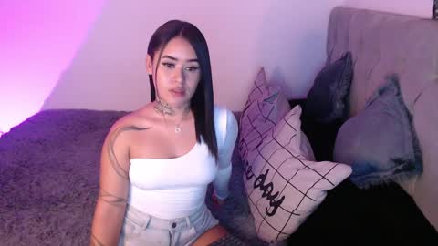 Snapshot of vayolett_bass chatting on December 4, 2:53 am Vayolett Bass online show from December 4, 2:53 am