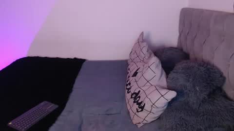 Snapshot of vayolett_bass chatting on February 13, 8:24 pm Vayolett Bass online show from February 13, 8:24 pm