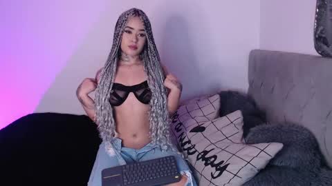 Snapshot of vayolett_bass chatting on February 23, 1:24 am Vayolett Bass online show from February 23, 1:24 am