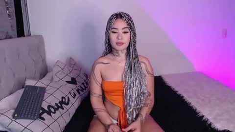 Snapshot of vayolett_bass chatting on March 5, 3:08 am Vayolett Bass online show from March 5, 3:08 am