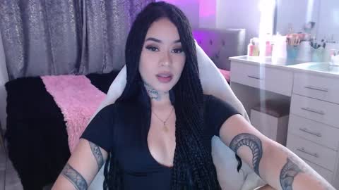 Snapshot of vayolett_bass chatting on October 25, 4:42 am Vayolett Bass online show from October 25, 4:42 am