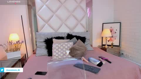 Snapshot of veesimons_dh chatting on December 23, 11:28 pm Vee Simons online show from December 23, 11:28 pm