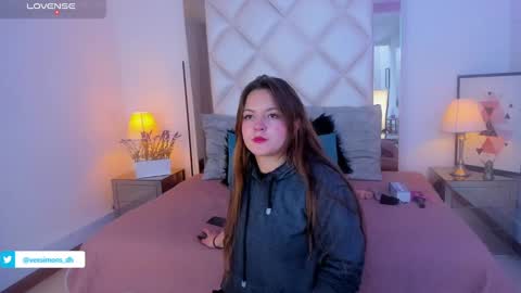 Snapshot of veesimons_dh chatting on January 4, 7:44 pm Vee Simons online show from January 4, 7:44 pm