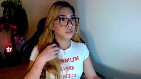 Snapshot of velvet_delux69 chatting on November 4, 12:15 pm velvet_delux69 online show from November 4, 12:15 pm