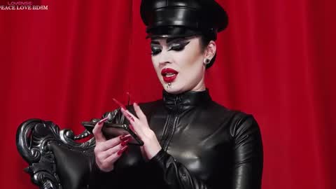 Snapshot of venenaschwarz chatting on October 19, 12:06 pm MISTRESS online show from October 19, 12:06 pm