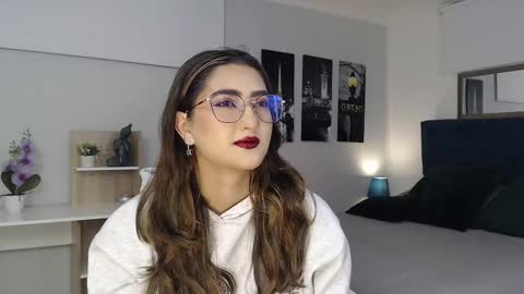 Mia online show from September 18, 12:29 pm