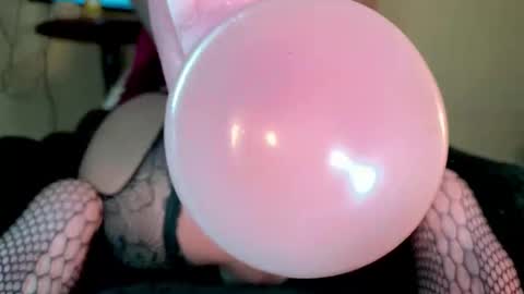 Snapshot of venustrav chatting on December 4, 1:48 am Venus online show from December 4, 1:48 am