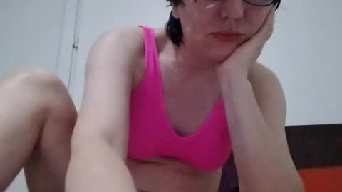 Snapshot of vera_elle chatting on May 24, 10:37 pm Vera online show from May 24, 10:37 pm