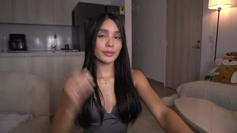 Snapshot of veroniqe_lounge chatting on November 3, 11:04 pm V A L help me reach 100likes online show from November 3, 11:04 pm