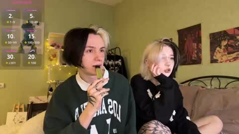 Snapshot of veryraretwins chatting on October 23, 2:44 am veryraretwins online show from October 23, 2:44 am