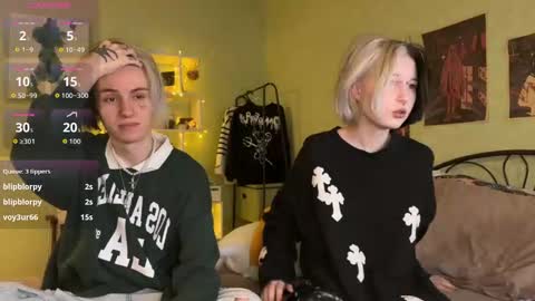 Snapshot of veryraretwins chatting on November 16, 10:26 pm veryraretwins online show from November 16, 10:26 pm