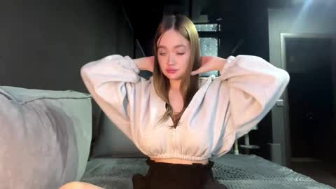 Esta online show from November 24, 4:29 pm