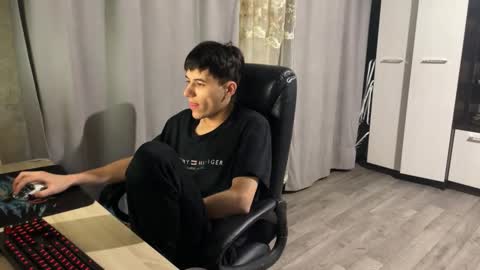 Snapshot of vialeras chatting on December 22, 12:29 am vialeras online show from December 22, 12:29 am