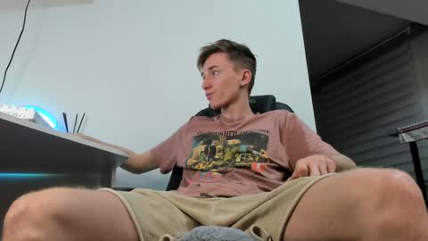 Snapshot of vibemygirl chatting on December 10, 10:49 am vibemygirl online show from December 10, 10:49 am