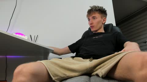 Snapshot of vibemygirl chatting on December 13, 12:28 pm vibemygirl online show from December 13, 12:28 pm