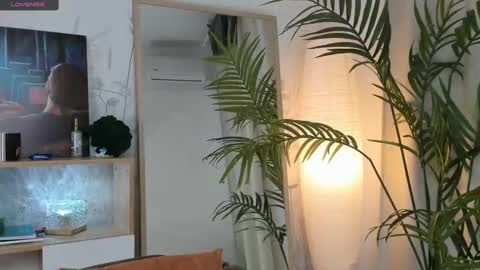 Snapshot of vibes_of_joy chatting on March 6, 11:47 am Mikky online show from March 6, 11:47 am