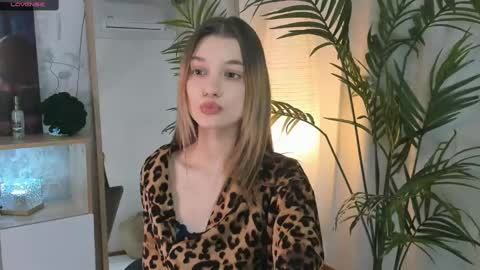 Snapshot of vibes_of_joy chatting on March 7, 7:08 am Mikky online show from March 7, 7:08 am