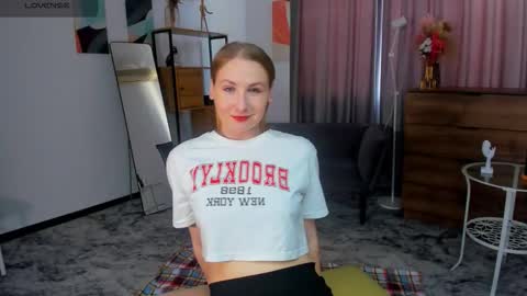 Snapshot of vibes_of_joy chatting on October 4, 7:17 am Mikky online show from October 4, 7:17 am