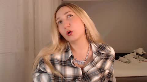 Snapshot of vibezgirl chatting on January 21, 7:28 pm Amelia online show from January 21, 7:28 pm