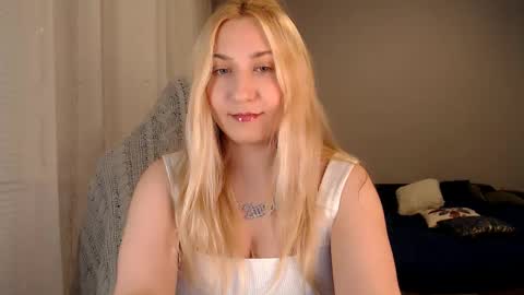 Snapshot of vibezgirl chatting on October 11, 7:01 pm Amelia online show from October 11, 7:01 pm