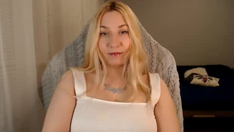 Snapshot of vibezgirl chatting on December 5, 5:53 pm Amelia online show from December 5, 5:53 pm