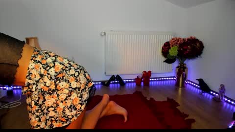 ViciousQueenu can call me Laura online show from November 4, 4:50 pm