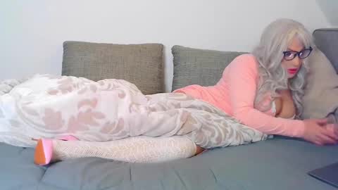 Snapshot of vickyvickge chatting on February 17, 1:21 pm Vicky online show from February 17, 1:21 pm