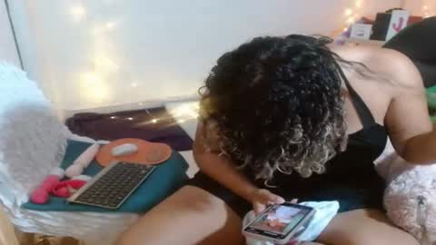 Snapshot of victoria_miler chatting on December 18, 12:06 am VICKY online show from December 18, 12:06 am