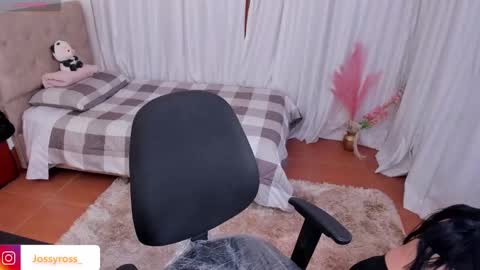 V  I C  T O R I A  online show from December 4, 4:49 pm