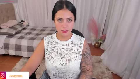 V  I C  T O R I A  online show from December 6, 9:02 pm