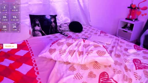 Snapshot of victtoriamoon_1 chatting on January 12, 2:24 am Moon online show from January 12, 2:24 am