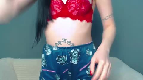 Snapshot of viki_kelt chatting on December 15, 3:45 am Viki Kelt online show from December 15, 3:45 am