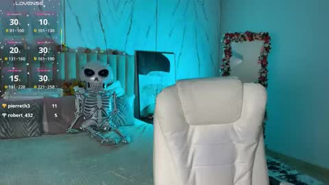 Snapshot of vikky_moon chatting on October 30, 1:29 am Vikky online show from October 30, 1:29 am