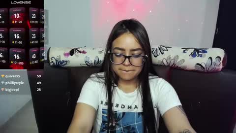 Snapshot of vio_let_ chatting on February 17, 12:43 am Daniela online show from February 17, 12:43 am