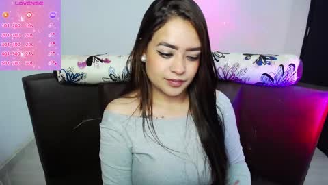 Snapshot of vio_let_ chatting on February 18, 10:27 am Daniela online show from February 18, 10:27 am